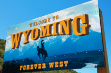 “我们想要你”，支持比特币的参议员辛西娅·卢米斯邀请加密矿工前往怀俄明州